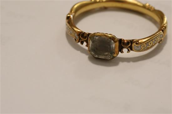 A George II gold, white enamel and rock crystal set mourning ring, size N.